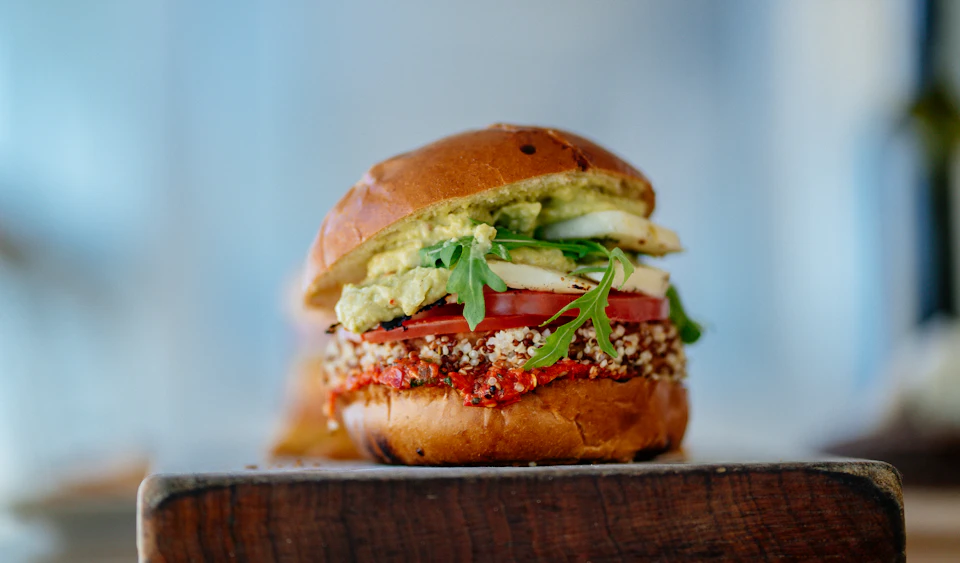 Hamburguesa vegetal con aguacate y rúcula