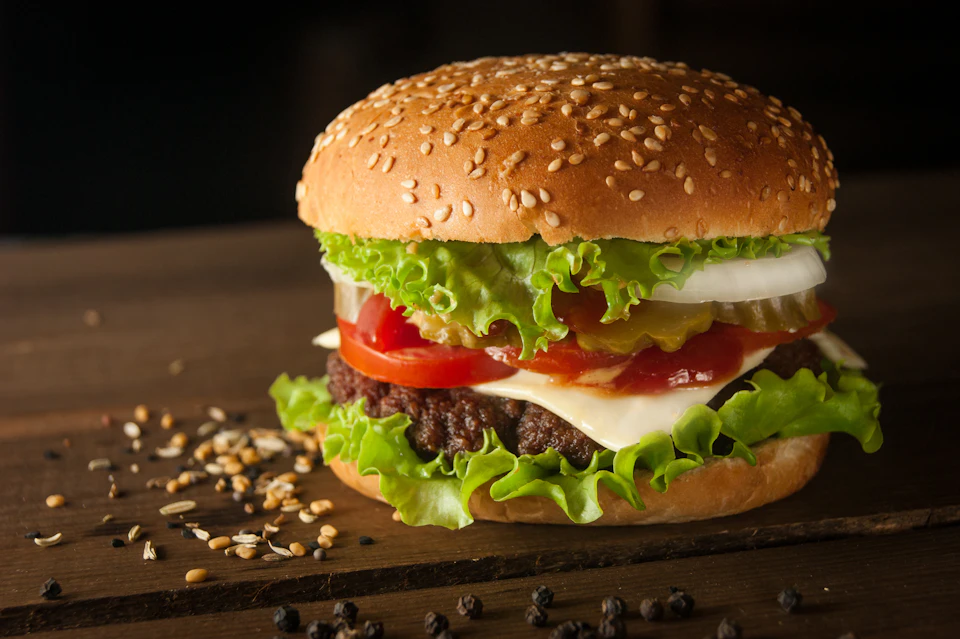 Hamburguesa gourmet completa con pan de sésamo, queso, carne y vegetales
