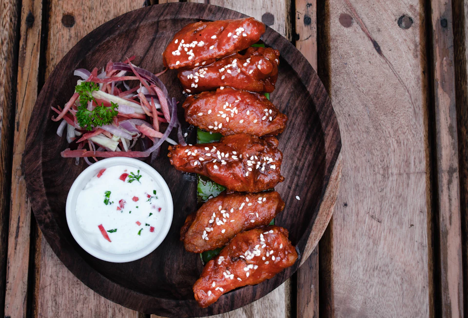 Alitas de pollo crujientes con salsa
